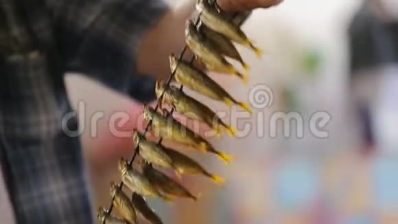 市场上的熏鱼当地的美食卖鱼的渔民黑海视频的预览图