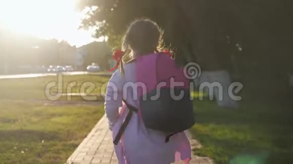 带着背包的小女孩跑去学校学校和幼儿园的教育理念后视慢动作和视频的预览图