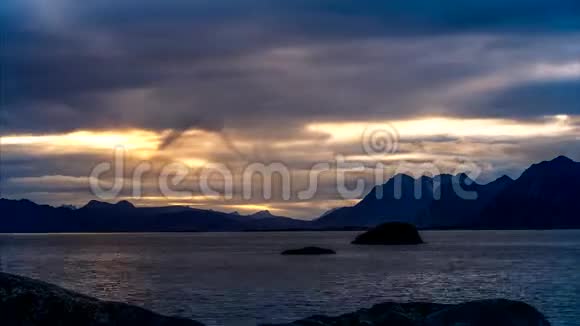 挪威海上和山上壮观的日落视频的预览图