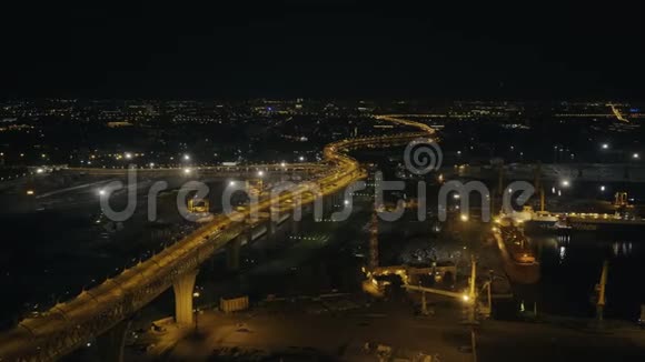 在未来的现代城市中驶过海港的夜桥视频的预览图