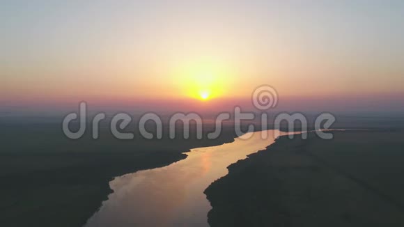 俄罗斯的自然河上日落视频的预览图