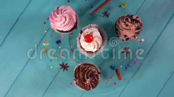 四个带有香料的装饰冰蛋糕视频的预览图