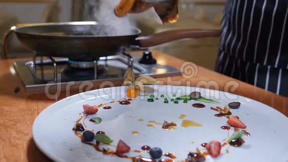 提供食物一个厨师的特写在一个盘子上提供弗拉姆风格的煎饼上面装饰着浆果和水果餐厅视频的预览图