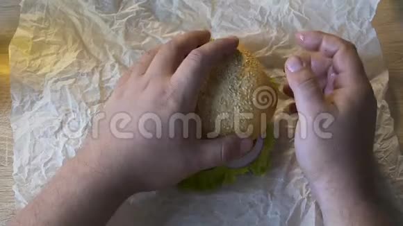 胖子在厨房里做饭吃汉堡包不健康的生活方式视频的预览图