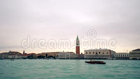 意大利威尼斯圣马可广场前威尼斯泻湖的船只密集交通4K视频的预览图