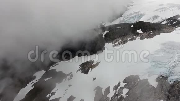 冰川雾中的山视频的预览图