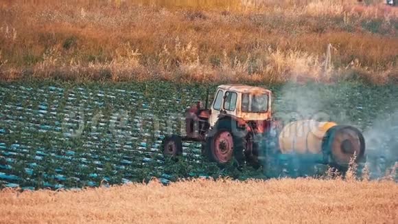 拖拉机喷水或施肥灌溉视频的预览图