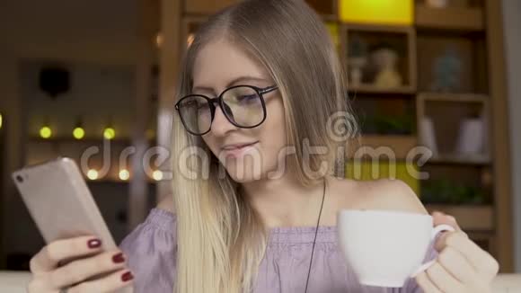 咖啡时间女性在喝咖啡时与朋友聊天视频的预览图
