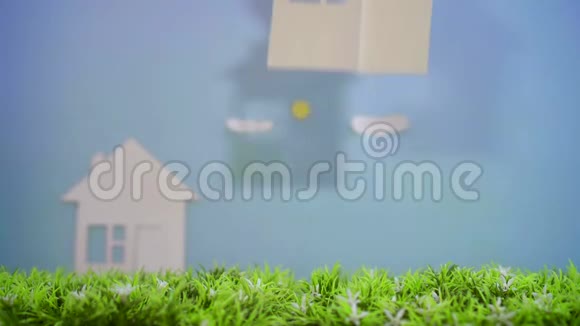 绿草上的纸屋理念视频的预览图