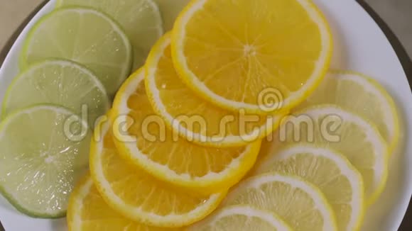 新鲜的柑橘类水果纺橙子片酸橙柠檬视频的预览图