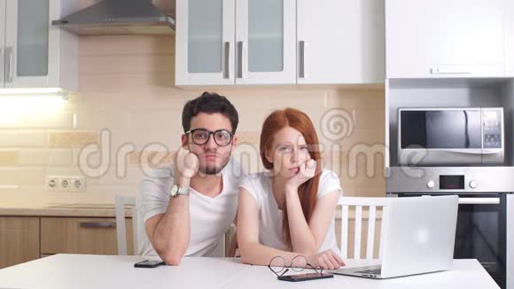 这对年轻夫妇对厨房里的笔记本电脑不满意视频的预览图