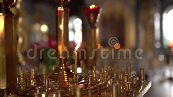 教堂内部正统大教堂内部宗教理念乌克兰宗教慢镜头视频烛火视频的预览图