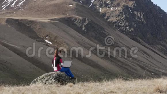 一个拿着笔记本电脑的女孩视频的预览图