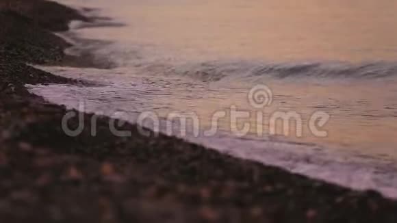 轻柔的海浪拍打着卵石海滩海岸线宁静的海水海景视频的预览图