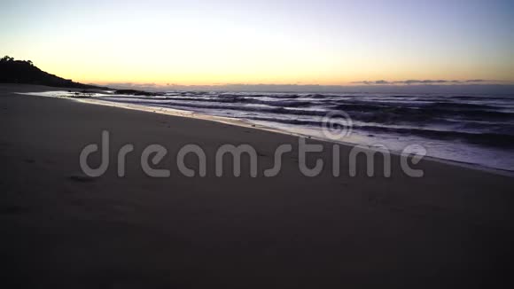 日出时在弗特文图拉海滩上的海浪视频的预览图