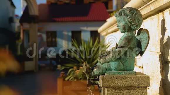 小天使丘比特男孩喷泉在阳光明媚的巴统泼水热爱设计视频的预览图