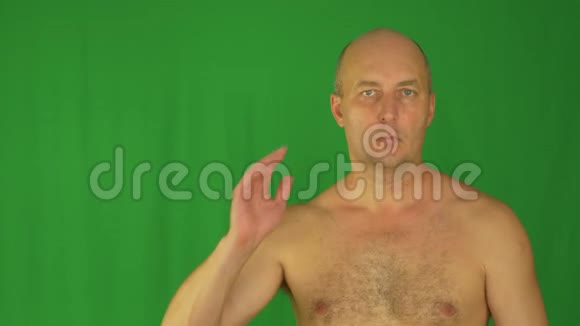 男人用左手抚摸他的脖子和肩膀前视图裸腰视频的预览图