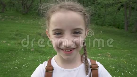 美丽的小女孩在镜头中微笑的肖像视频的预览图