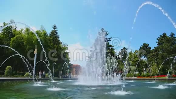 巴统的夏季露天剧场和喷泉在风景如画的地方观光视频的预览图