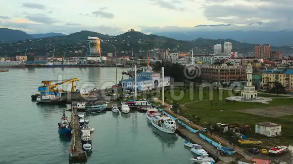 带停靠游艇和船只的巴统港鸟瞰图格鲁吉亚旅游业视频的预览图