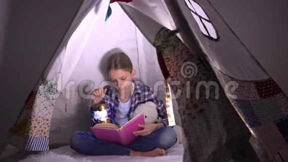 孩子读书孩子晚上学习女孩在游戏室玩耍在帐篷里学习视频的预览图