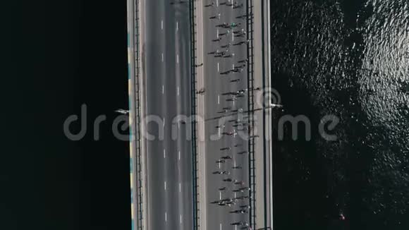 马拉松在桥上跑步垂直小车镜头俯视慢动作视频的预览图