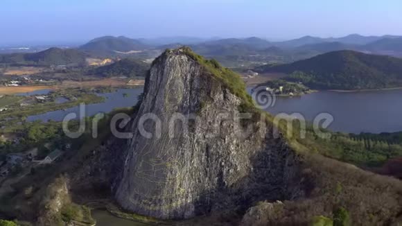 佛像雕刻在山上泰国芭堤雅佛山视频的预览图