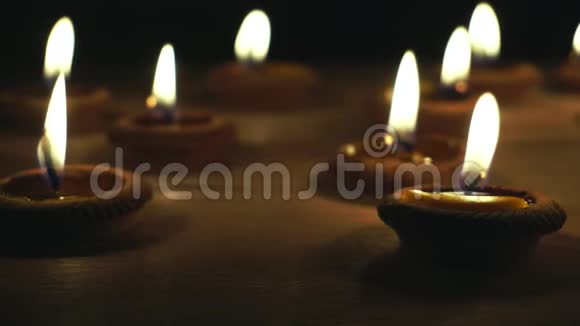 多莉许多蜡烛在小陶罐里燃烧视频的预览图