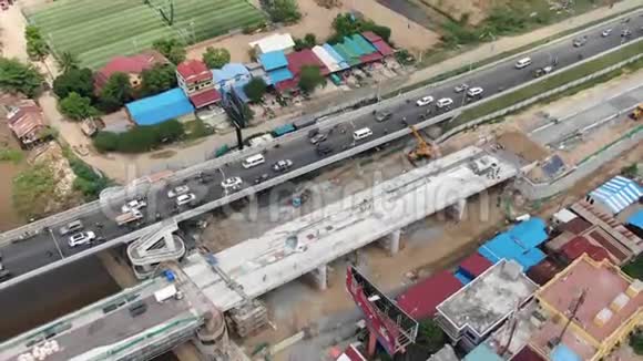 两条车道桥亚洲公路建设的鸟瞰图摄影机上升视频的预览图