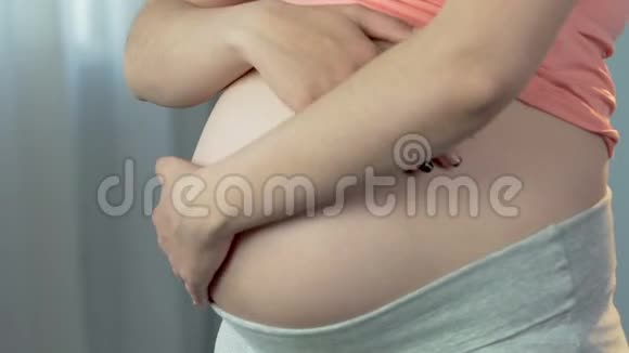 孕妇绕着肚子抚摸母子关系期待视频的预览图