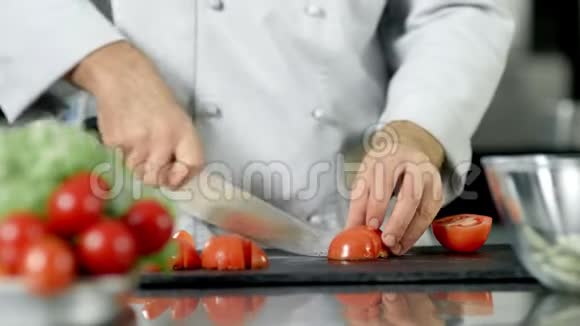 厨师男切番茄在餐厅厨房特写厨师烹制鲜食视频的预览图