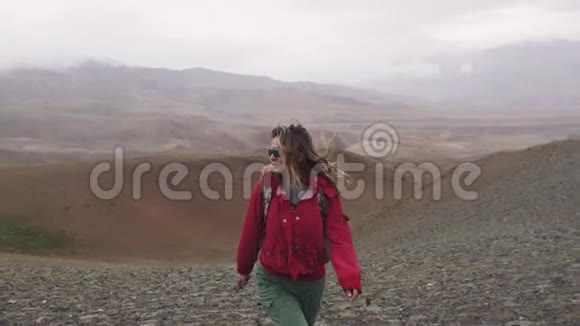 极端情况下的旅行者这个女孩是一个在雨中沿着山区行走的游客视频的预览图