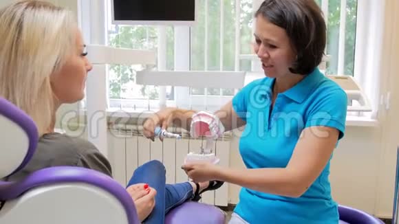 4k段女牙医教病人如何用电刷清洁牙齿视频的预览图