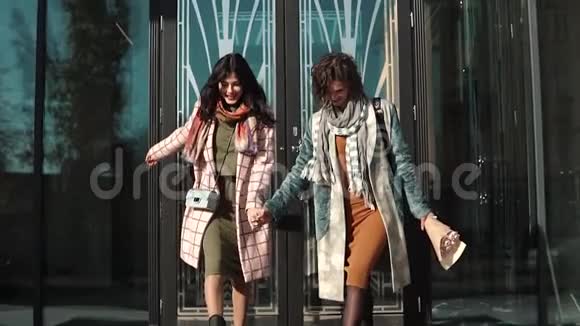 两个年轻的女人在街上闲逛玩得很开心朋友们一起度过时光慢动作视频的预览图