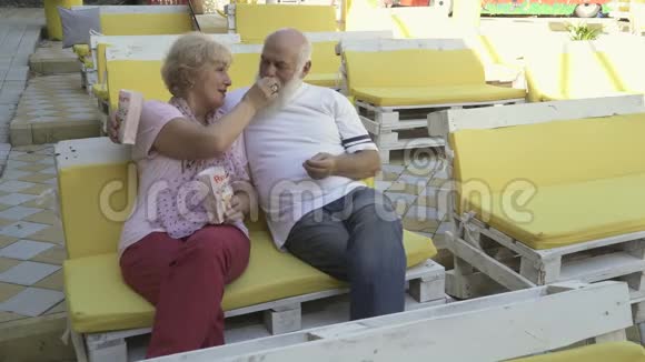 两个老情人在夏季电影院吃爆米花视频的预览图