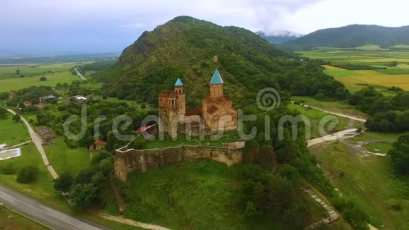 在格鲁吉亚观光欣赏美丽的格雷米堡垒矗立在山上视频的预览图