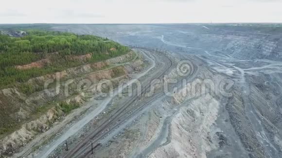 开采石场进行采石夸瑞全景鸟瞰图环境污染的问题的俯视图视频的预览图