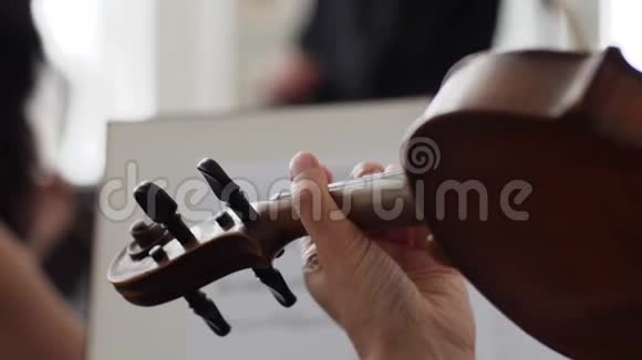 在模糊的背景男人手中的乐器特写视频的预览图