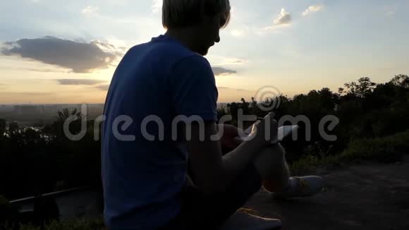 阳光明媚的人写了一篇短篇小说写在夕阳西下的草坪上视频的预览图
