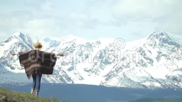 旅行者的女人在山上看雪山视频的预览图