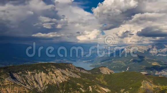 塞雷庞康湖萨文斯莱拉克和大莫贡峰在夏天有过云法国阿尔卑斯山区视频的预览图