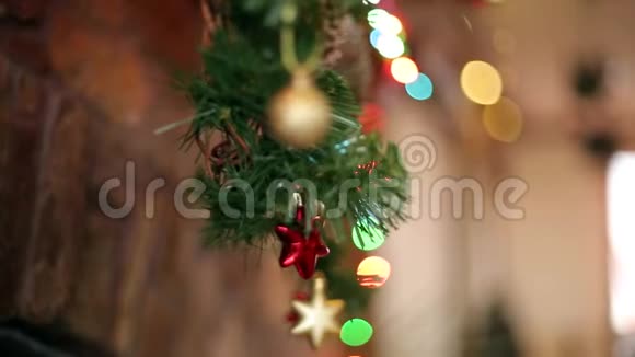 温暖舒适的石壁炉为圣诞节装饰花环长袜花环灯带有装饰的手饰视频的预览图