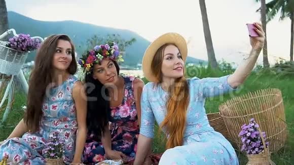女朋友穿着裙子享受野餐一起自拍视频的预览图