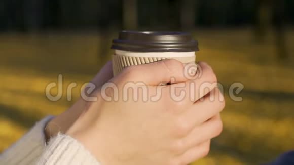 情侣手中的咖啡杯放在户外保持爱的热情温柔视频的预览图