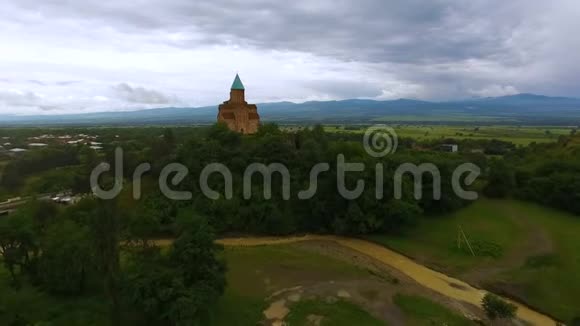 无人机飞过矗立在青山上的格鲁吉亚式格雷米教堂视频的预览图