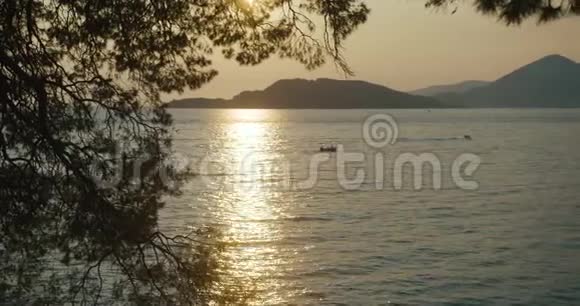 太阳在黑山的某个地方落在湖面上视频的预览图