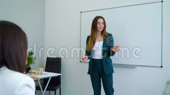 年轻女教师在课堂上教学生视频的预览图