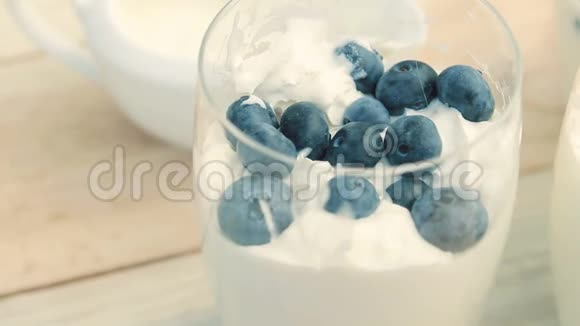 一杯蓝莓加鲜奶油视频的预览图
