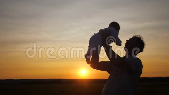 在夕阳西下父亲在小宝宝的怀里盘旋视频的预览图