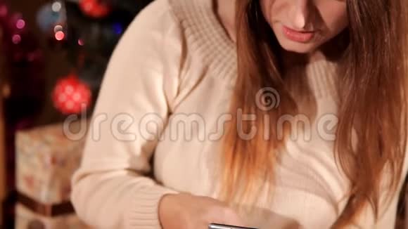 在喜庆新年环境中女孩使用手机视频的预览图